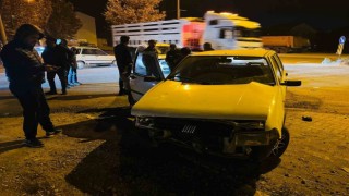 Otomobil ile hafif ticari araç çarpıştı: 3 yaralı
