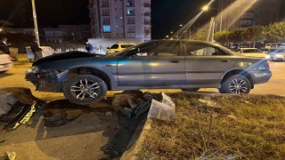 Otomobil orta refüje çıktı: 1 yaralı