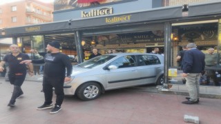 Otomobille kafeye daldı: 1i ağır 4 yaralı