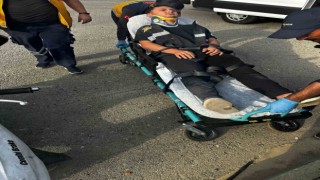 Otomobille motosiklet çarpıştı, kurye yaralandı