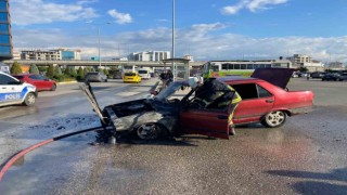 Otopark çıkışında alev alan otomobil kullanılamaz hale geldi