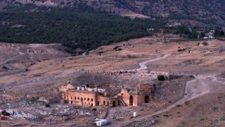 Pamukkale travertenlerinde gün batımı manzarası