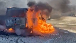Park halindeki araç alev topuna döndü