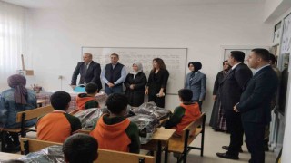 Patnoslu iş insanı Metin Esinden bin öğrenciye giyim ve oyuncak yardımı