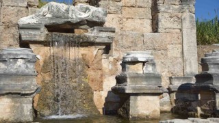 Perge Antik Kentindeki çeşmeden 1800 yıl sonra su akmaya başladı