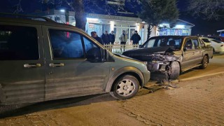 Pikap ile hafif ticari araç kafa kafaya çarpıştı: Sürücüler burnu bile kanamadan kurtuldu