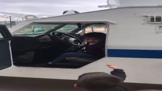 Polise selam veren öğrencilere shortland sürprizi