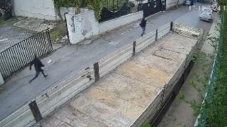 Polisten kaçarken duvara çarptı, yaya olarak kaçmaya devam etti