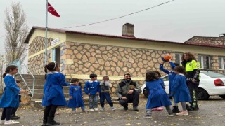 Polisten minik kalplere küçük dokunuş