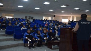 Polisten öğrenci ve öğretim görevlilerine siber güvenlik eğitimi