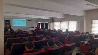 Polisten öğrencilere güvenli gelecek bilgilendirmesi