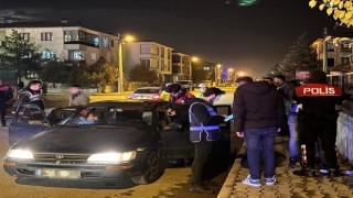 Polisten yurtlar önünde sıkı denetim