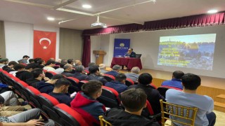 Prof. Dr. Şeker üniversite öğrencileri ile buluştu