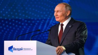 Putin seçim zaferinden dolayı Trumpı tebrik etti