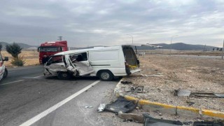 Refüje çarpan minibüste 6 kişi yaralandı