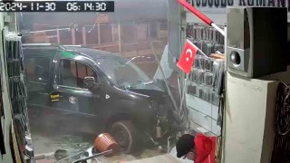 Rizede hafif ticari araç iş yerine girdi o anlar güvenlik kamerasına yansıdı