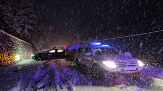 Rizede karda kayan kamyonet dereye uçtu: 3 yaralı