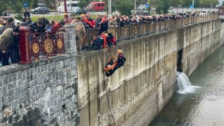 Rizede öğrenci servisi ile çarpışan cip dereye uçtu: 10 yaralı