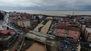 Rizede yoğun yağışın ardından derelerin getirdiği çamur denizin rengini değiştirdi