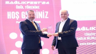 Sağlık Bilimleri Festivaline destek veren Medikar Hastanesine plaket
