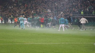 Sakaryaspor-Kocaelispor maçında ortalık karıştı, maç 15 dakika uzadı