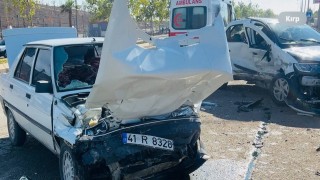 Şanlıurfada iki otomobil çarpıştı: 2 yaralı