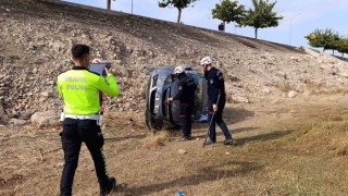 Şanlıurfada otomobil şarampole devrildi: 3 yaralı