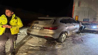 Sarıkamışta araçlar yolda mahsur kaldı, ekipler seferber oldu