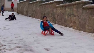 Sarıkamışta çocukların düşe kalka kızak keyfi