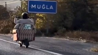 Scootera yerleştirdiği koltukla trafiğe çıktı
