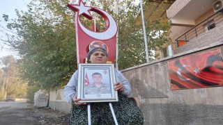 Şehit anasının gözyaşlarına evladının silah arkadaşları son verdi