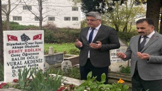 Şehit Öğretmen Vural Akdeniz, kabri başında anıldı