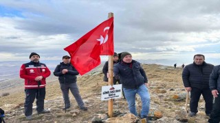 Şehit öğretmenler anısına yürüyüş yapıp fidan diktiler