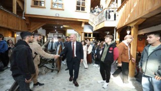 Şehre yeni gelen üniversite öğrencileri İnegölü tanıyor