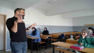Serebral palsi hastası öğretmen 22 yıldır öğrencilerine rehber oluyor