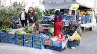 Seyyar manav ve fırın sayesinde ihtiyaçlarını karşılıyorlar