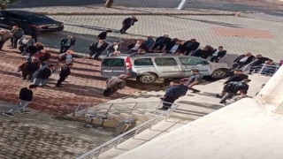 Siirtte direksiyon başında baygınlık geçiren sürücü, aracıyla hükümet konağına daldı