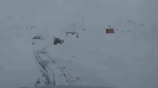 Siirtte kardan kapanan yolda çalışmalar devam ediyor