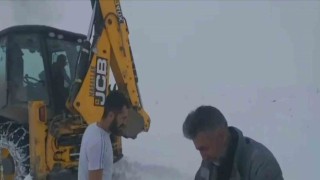 Siirtte mahsur kalan yolcu minibüsü ve akaryakıt tankeri kurtarıldı