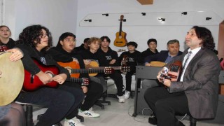 Sinan öğretmen, müzik sınıfıyla öğrencilerini ‘Türk müziğine kazandırıyor