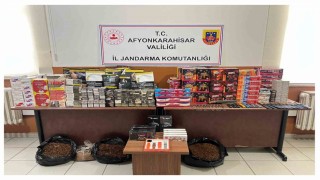 Sis bombası ve kaçak ürünler satan iş yerine jandarmadan baskın