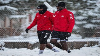 Sivasspor, kar altında çalıştı