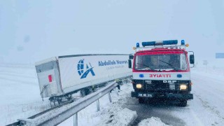 Sivasta kar ve kuvvetli fırtına kazayı da beraberinde getirdi: 1 yaralı