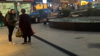 Sokak ortasındaki süs havuzuna tuvaletini yaptı
