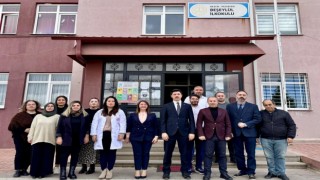 Sözlerini tutan öğrencilere kitap hediye edildi