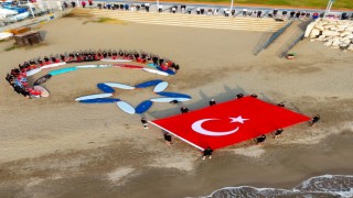 Sporcular kumsalda boardları ile ay yıldız oluşturdu