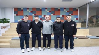 Sultangazi Belediye Başkanı Abdurrahman Dursun gençlerle bir arada