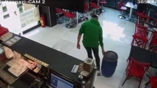 Sultangazide bir hırsız geri dönüşüm yalanı ile varil dolusu yağ çaldı: O anlar kamerada