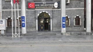 Sur Belediyesi, tasarruf tedbirlerine aykırı olarak lüks araç kiraladı