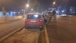 Sürücüsünün kontrolünden çıkan cip refüje çıktı: 1 yaralı
